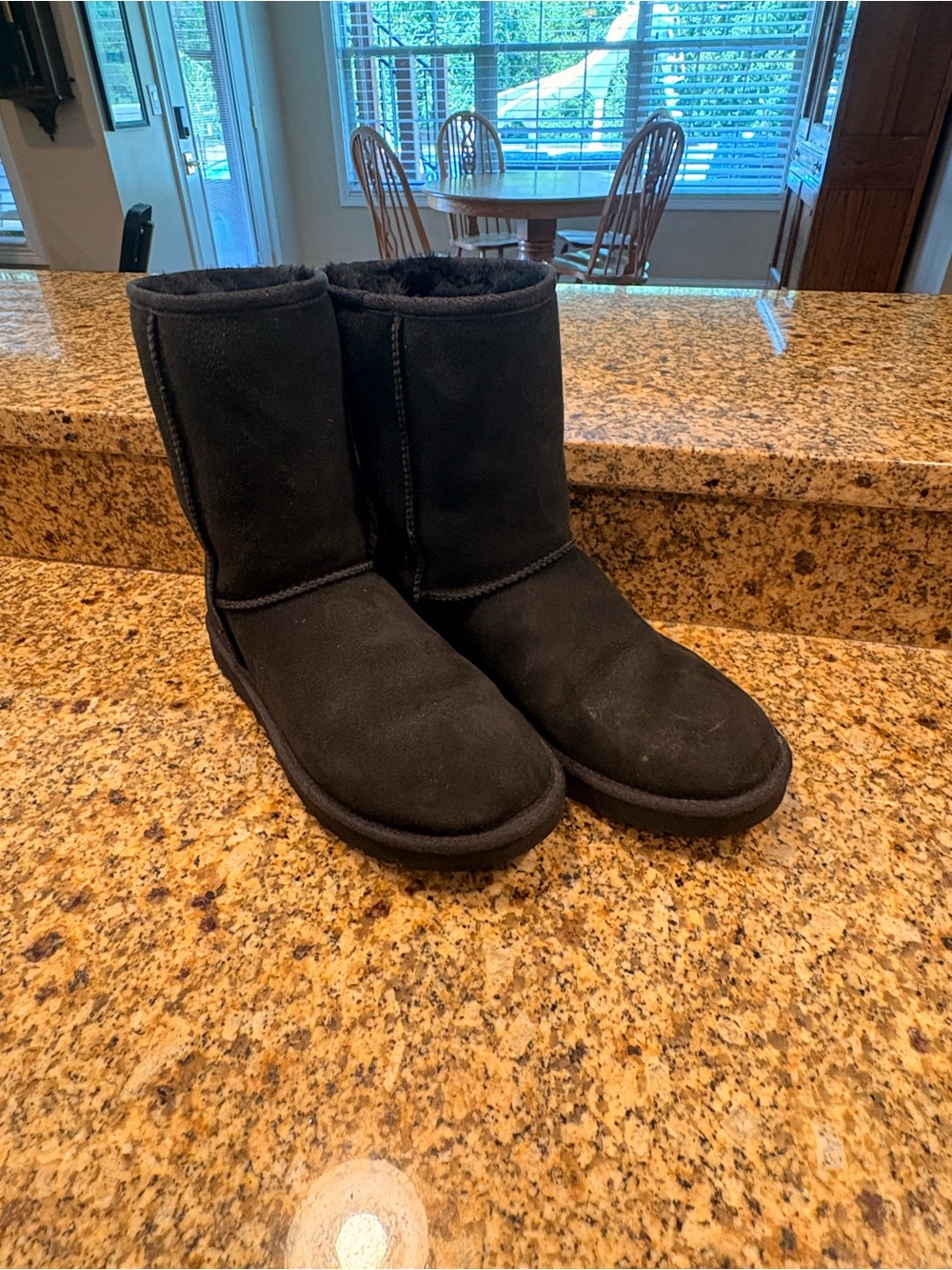 Ugg Classic Short Black Suede Sherpa Boots Size 9 Very Good Condition
